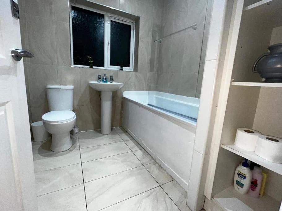 Stylish New-build Family - Free Parking Wifi Holiday home *