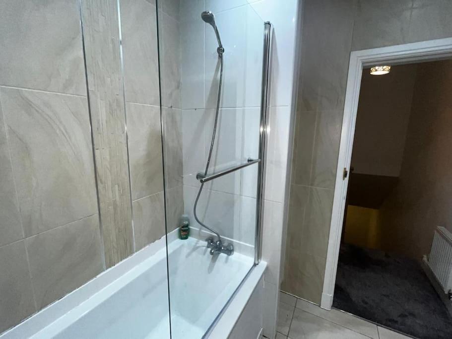 Stylish New-build Family - Free Parking Wifi * Bradford (West Yorkshire)