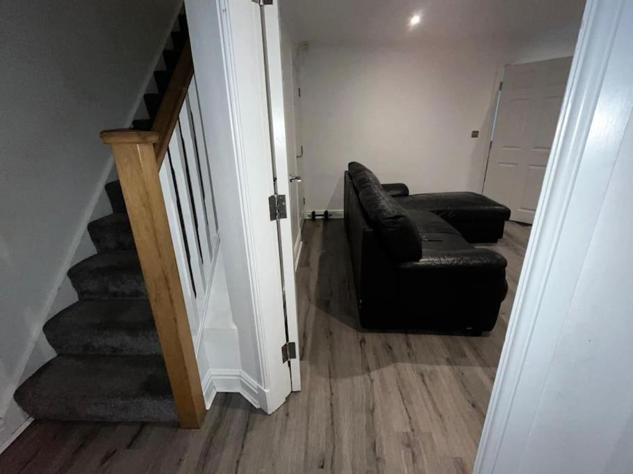 Holiday home Stylish New-build Family - Free Parking Wifi *