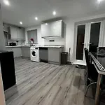 Stylish New-Build Family Home - Free Parking Wifi