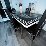 Stylish New-Build Family Home - Free Parking Wifi