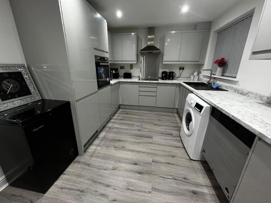 Stylish New-build Family - Free Parking Wifi *