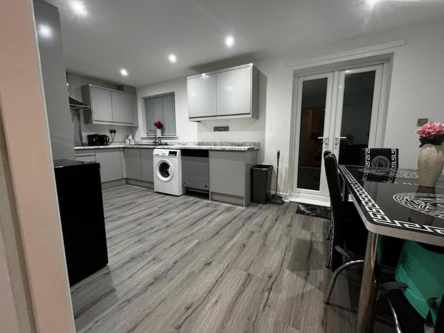 Holiday home Stylish New-build Family - Free Parking Wifi *
