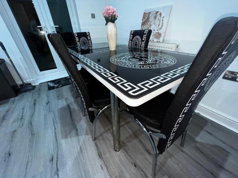Stylish New-build Family - Free Parking Wifi *