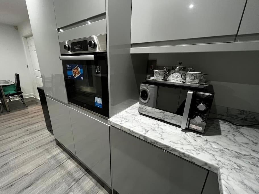 Stylish New-build Family - Free Parking Wifi Holiday home Bradford (West Yorkshire)