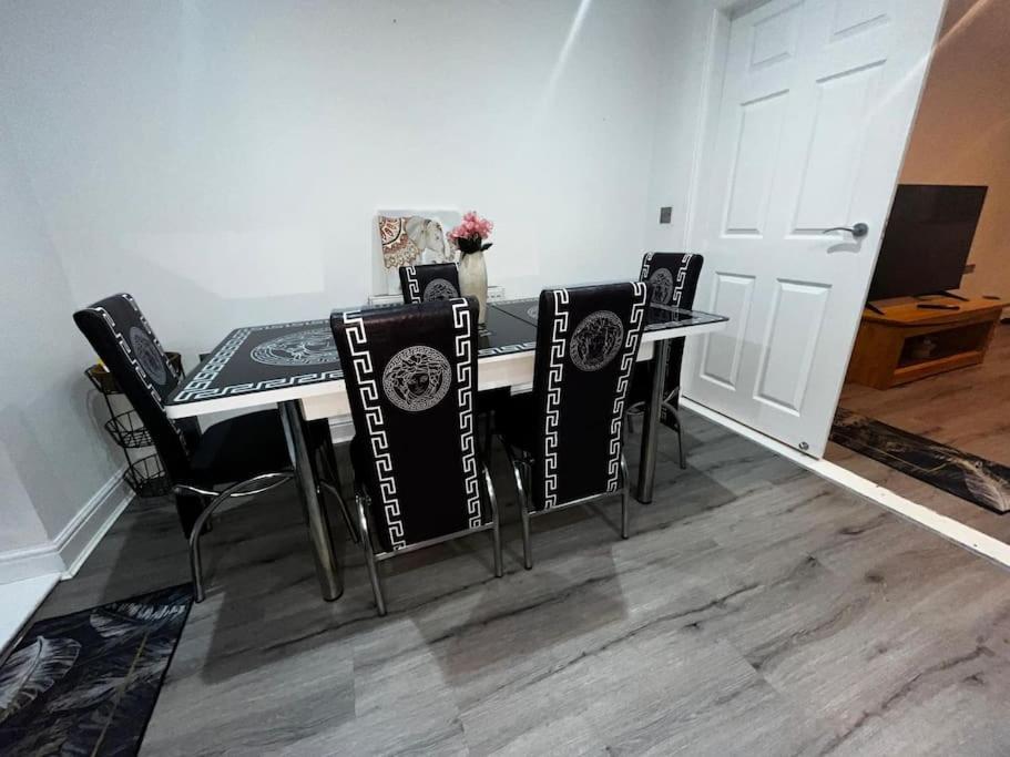 Holiday home Stylish New-build Family - Free Parking Wifi Bradford (West Yorkshire)