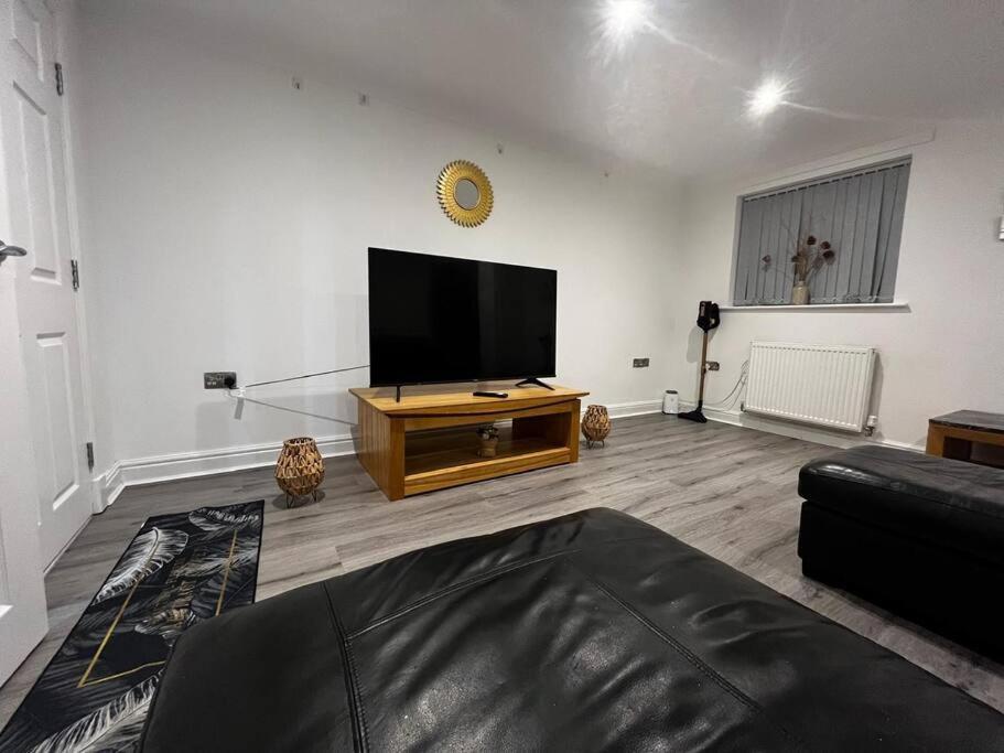 Stylish New-build Family - Free Parking Wifi Bradford (West Yorkshire)